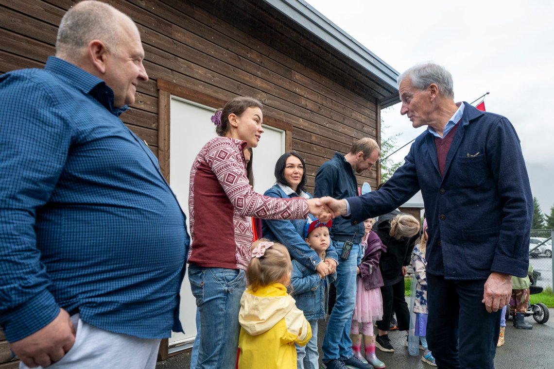 Statsminister Jonas Gahr Støre hilser på ukrainske flyktninger i Andås barnehage i Mosjøen.
Foto: Heiko Junge / NTB Statsminister Jonas Gahr Støre hilser på ukrainske flyktninger i Andås barnehage i Mosjøen.
Foto: Heiko Junge / NTB
