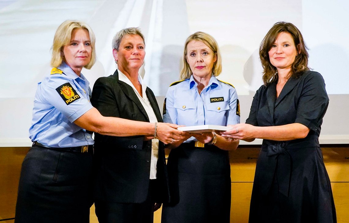 Oslo 20230608.
Oslos politimester Ida Melbo Øystese (t.v.), politidirektør Benedicte Bjørnland, sjef PST Beate Gangås fra Politidirektoratet og Politiets sikkerhetstjeneste mottar rapporten fra Pia Therese Jansen om politiets håndtering av masseskytingen i Oslo sentrum 25. juni 2022.
Foto: Terje Pedersen / NTB Oslo 20230608.
Oslos politimester Ida Melbo Øystese (t.v.), politidirektør Benedicte Bjørnland, sjef PST Beate Gangås fra Politidirektoratet og Politiets sikkerhetstjeneste mottar rapporten fra Pia Therese Jansen om politiets håndtering av masseskytingen i Oslo sentrum 25. juni 2022.
Foto: Terje Pedersen / NTB