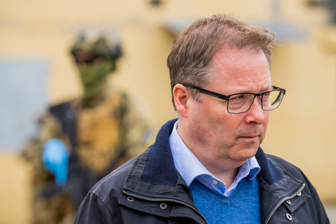 Forsvarsminister Bjørn Arild Gram (Sp) opplyser at Norge og Storbritannia skal lede en maritim koalisjon som skal hjelpe Ukraina med å styrke sikkerheten langs kysten og til havs. Foto: Fredrik Varfjell / NTB Forsvarsminister Bjørn Arild Gram (Sp) opplyser at Norge og Storbritannia skal lede en maritim koalisjon som skal hjelpe Ukraina med å styrke sikkerheten langs kysten og til havs. Foto: Fredrik Varfjell / NTB
