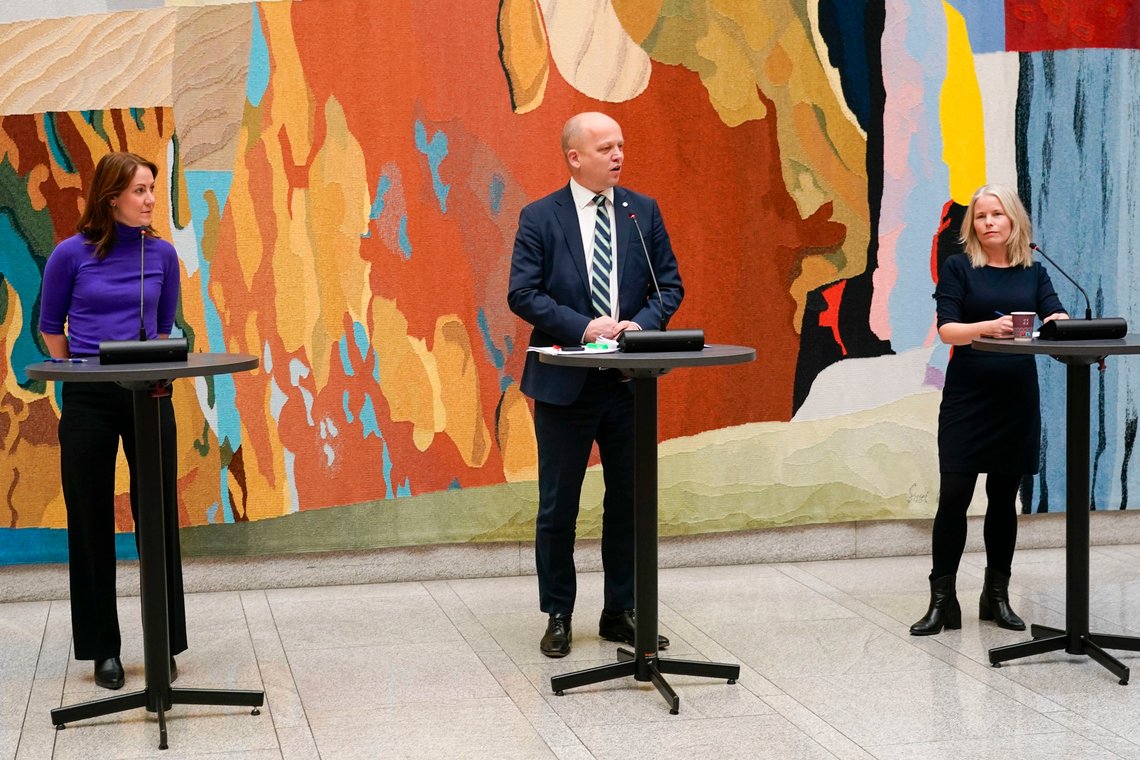Finansminister Trygve Slagsvold Vedum (Sp), arbeids- og inkluderingsminister Tonje Brenna (Ap) og SV-leder Kirsti Bergstø presenterte budsjettenighet i vandrehallen på Stortinget. Foto: Terje Bendiksby / NTB Finansminister Trygve Slagsvold Vedum (Sp), arbeids- og inkluderingsminister Tonje Brenna (Ap) og SV-leder Kirsti Bergstø presenterte budsjettenighet i vandrehallen på Stortinget. Foto: Terje Bendiksby / NTB