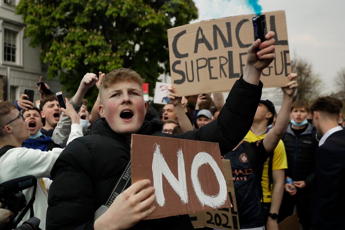 Det var stor motstand blant britiske supportere da superligaen ble lansert for første gang i 2021. Nå ser planene ut til å være nærmere å bli en realitet. Dessuten kan det hende at supportene endrer syn med nytt system og ikke minst gratis strømmetjeneste. Foto: Matt Dunham / AP / NTB Det var stor motstand blant britiske supportere da superligaen ble lansert for første gang i 2021. Nå ser planene ut til å være nærmere å bli en realitet. Dessuten kan det hende at supportene endrer syn med nytt system og ikke minst gratis strømmetjeneste. Foto: Matt Dunham / AP / NTB