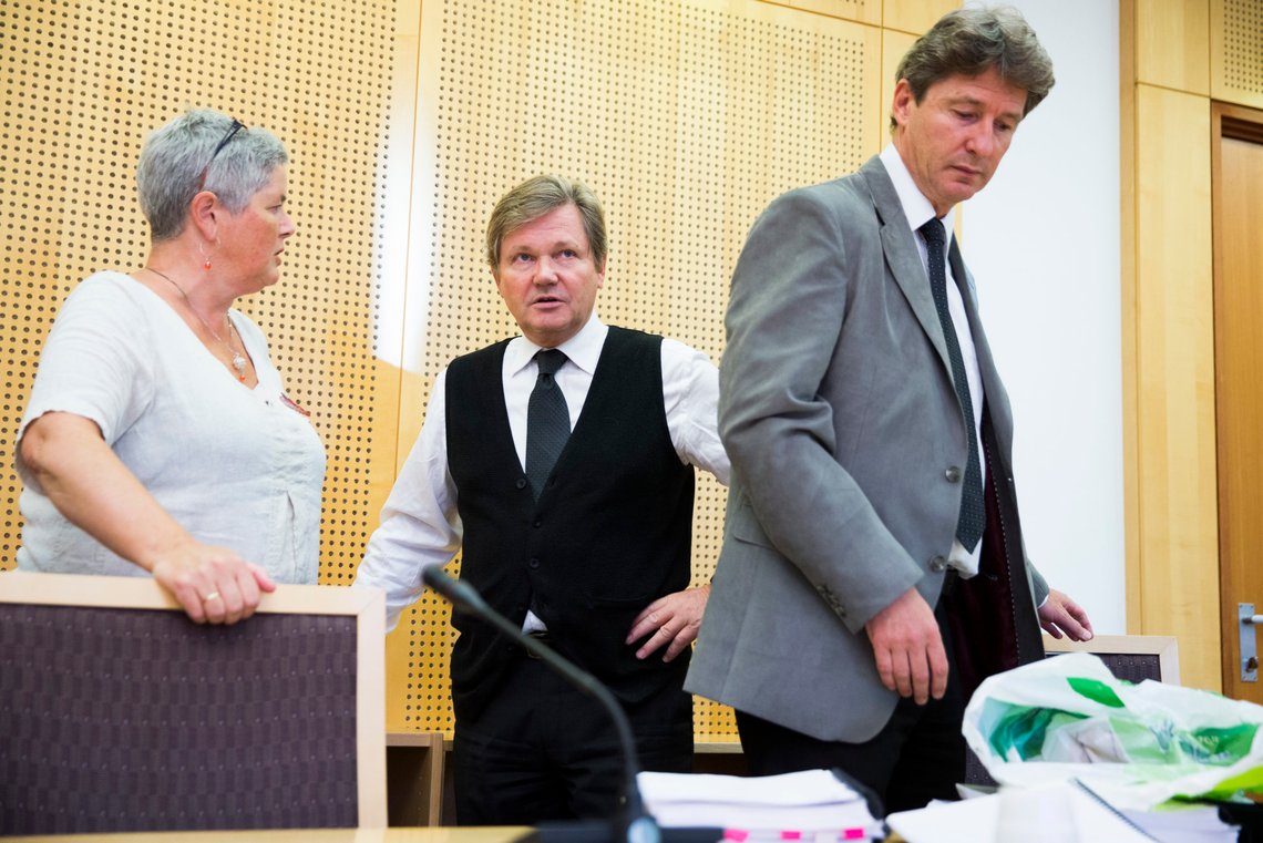 OSLO 20140908.
Neda-saken starter i Oslo tingrett mandag morgen.
F.v. Heidi Bjerga (fra støttegruppa), Adv. Arild Humlen og adv. Terje Einarsen.
Tvistesaken, som omhandler UNEs behandling av avslag på omgjøringsbegjæring, er spesiell fordi det delvis er upløyd juridisk mark og fordi Humlen gikk til det uvanlige skritt å kalle UNE-direktør Ingunn-Sofie Aursnes og en av UNEs nemndledere inn som vitner.
Foto: Berit Roald / NTB OSLO 20140908.
Neda-saken starter i Oslo tingrett mandag morgen.
F.v. Heidi Bjerga (fra støttegruppa), Adv. Arild Humlen og adv. Terje Einarsen.
Tvistesaken, som omhandler UNEs behandling av avslag på omgjøringsbegjæring, er spesiell fordi det delvis er upløyd juridisk mark og fordi Humlen gikk til det uvanlige skritt å kalle UNE-direktør Ingunn-Sofie Aursnes og en av UNEs nemndledere inn som vitner.
Foto: Berit Roald / NTB