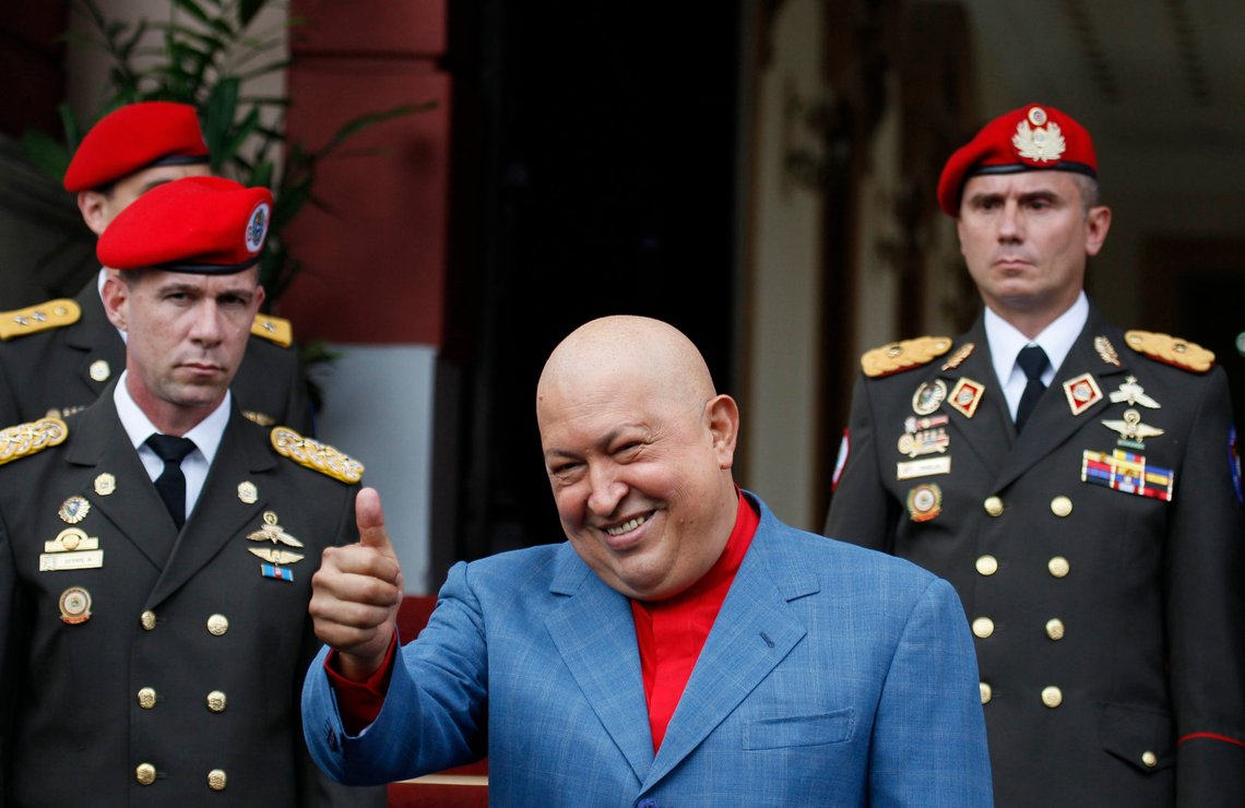 Hugo Chavez innførte en form for venstreorientert fascisme. Han var Venezuelas Mussolini og metodene var de samme. Han eksproprierte rikdommene for å dekke korrupsjonen og til slutt levde folk på rotter og hunder. Så fort går det an å ødelegge et rikt land. Billedtekst: Venezuela's President Hugo Chavez, right, flashes a thumbs up to Colombia's Maria Emma Mejia, secretary general of the Union of South American Nations (UNASUR), not pictured, after their meeting at the Miraflores presidential palace in Caracas,Venezuela, Wednesday Oct. 26, 2011. (AP Photo/Fernando Llano) Hugo Chavez innførte en form for venstreorientert fascisme. Han var Venezuelas Mussolini og metodene var de samme. Han eksproprierte rikdommene for å dekke korrupsjonen og til slutt levde folk på rotter og hunder. Så fort går det an å ødelegge et rikt land. Billedtekst: Venezuela's President Hugo Chavez, right, flashes a thumbs up to Colombia's Maria Emma Mejia, secretary general of the Union of South American Nations (UNASUR), not pictured, after their meeting at the Miraflores presidential palace in Caracas,Venezuela, Wednesday Oct. 26, 2011. (AP Photo/Fernando Llano)