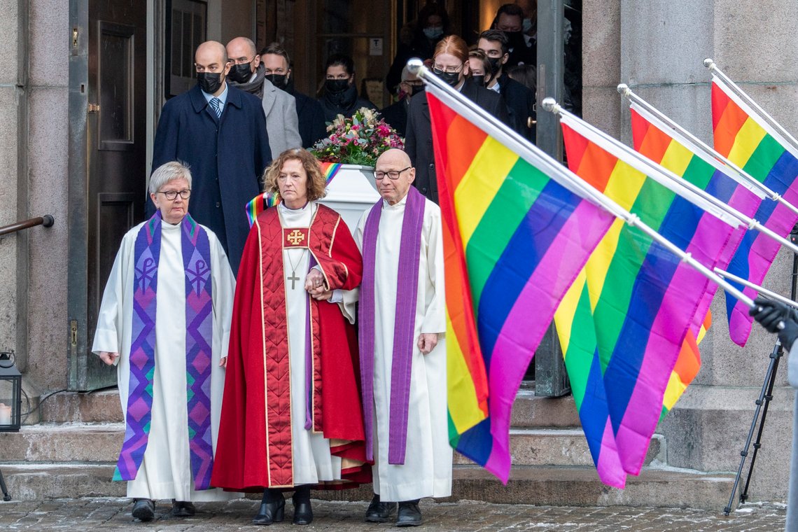 Oslo 20211206.
Båren bæres ut fra kirken etter bisettelsen av Karen-Christine Friele i Oslo domkirke.
Foto: Heiko Junge / NTB Oslo 20211206.
Båren bæres ut fra kirken etter bisettelsen av Karen-Christine Friele i Oslo domkirke.
Foto: Heiko Junge / NTB