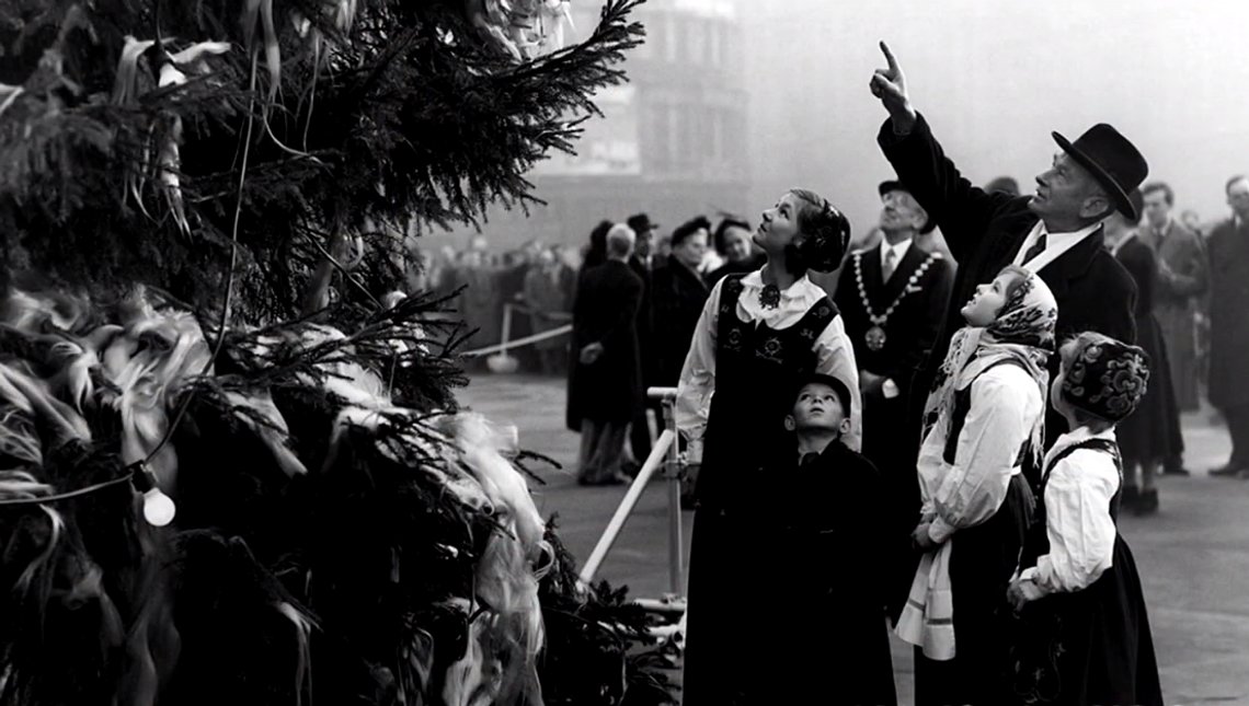 Foto: Skjermbilde fra YouTube, Dean Communications. Det antas at bildet er fra 1947, som var det første året Norge sendte julegran til London. Foto: Skjermbilde fra YouTube, Dean Communications. Det antas at bildet er fra 1947, som var det første året Norge sendte julegran til London.