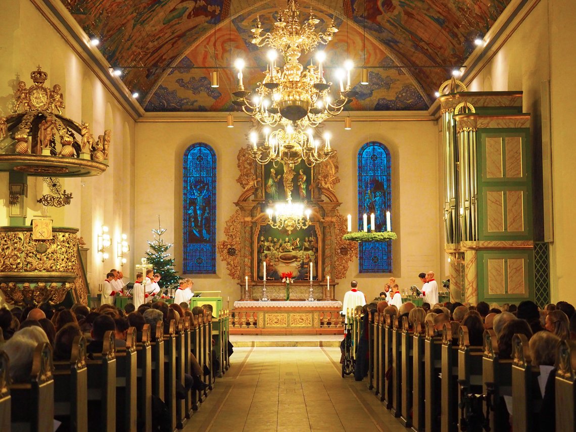 Oslo,Norway - December 24,2018 : Christmas Eve at Oslo Cathedral. Photo : Shuttestock by jayaibe, Thailand. Oslo,Norway - December 24,2018 : Christmas Eve at Oslo Cathedral. Photo : Shuttestock by jayaibe, Thailand.