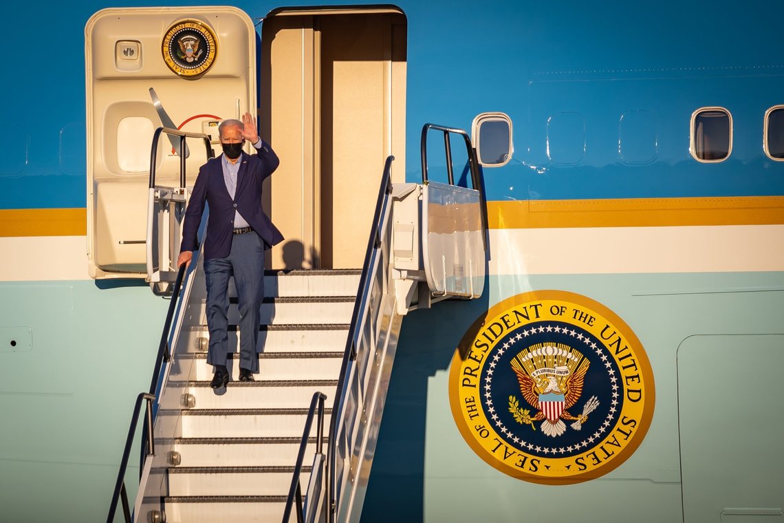 Long Beach, California Sept. 13, 2022: President Joe Biden walks down the stairs from Air Force One onto the tarmac at the Long Beach Airport for a rally to support Governor Gavin Newsom. Photo: Shutterstock by Richard H Grant, United States. Long Beach, California Sept. 13, 2022: President Joe Biden walks down the stairs from Air Force One onto the tarmac at the Long Beach Airport for a rally to support Governor Gavin Newsom. Photo: Shutterstock by Richard H Grant, United States.