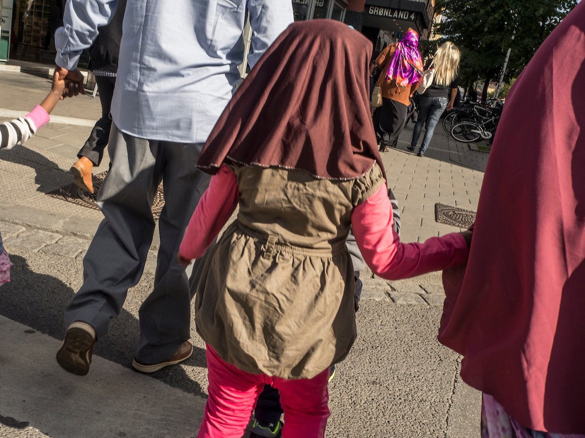Veiled children, Grønland, oslo. Foto: Bente Haarstad. Det finnes ikke et eneste bilde i Scanpix billedarkiv over "minoritetsspråklig". Veiled children, Grønland, oslo. Foto: Bente Haarstad. Det finnes ikke et eneste bilde i Scanpix billedarkiv over "minoritetsspråklig".
