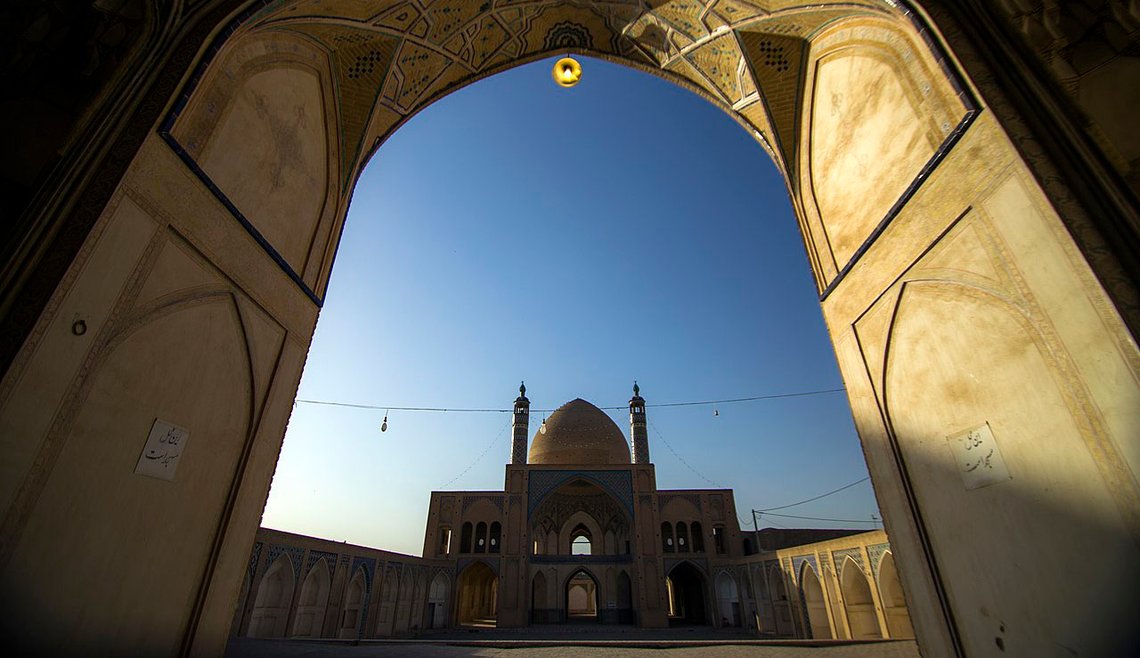 Prektige bygg uten folk inni. Agha Bozorg er en historisk moské i Kashan i Iran. Foto: Mostafameraji, Wikimedia Commons CC BY-SA 4.0 DEED Prektige bygg uten folk inni. Agha Bozorg er en historisk moské i Kashan i Iran. Foto: Mostafameraji, Wikimedia Commons CC BY-SA 4.0 DEED