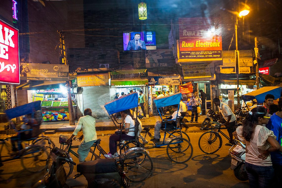 Old Delhi. De menneskedrevne rickshaws viker langsomt for de litt mindre eksotiske motoriserte. Foto: Arnt Jensvoll / Document Old Delhi. De menneskedrevne rickshaws viker langsomt for de litt mindre eksotiske motoriserte. Foto: Arnt Jensvoll / Document