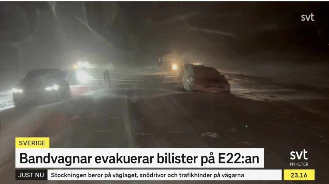 Bilister måtte evakueres med beltevogner, etter at noen hadde sittet fast i 20 timer.
Foto: Skjermdump video SVT Bilister måtte evakueres med beltevogner, etter at noen hadde sittet fast i 20 timer.
Foto: Skjermdump video SVT