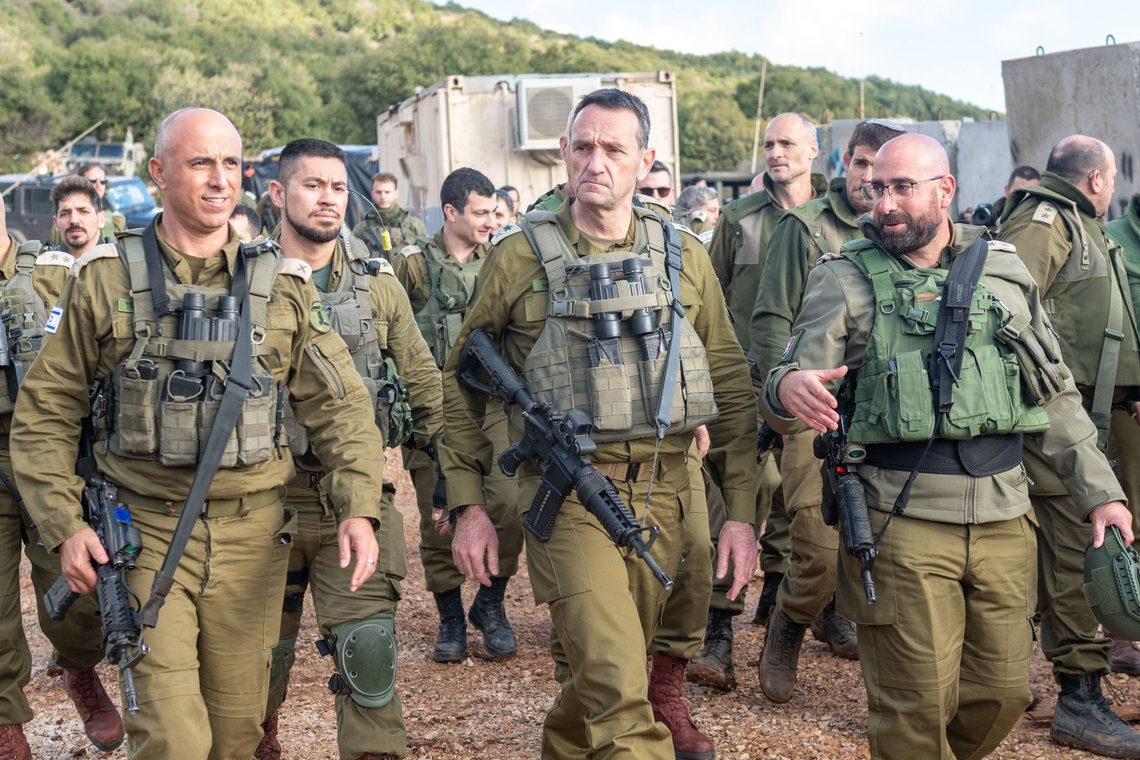 Forsvarssjef Herzi Halevi besøkte nordfronten med sine nærmest offiserer onsdag. Han utstrålte selvsikkerhet og vilje til å forsvare Israel. Foto: IDF Forsvarssjef Herzi Halevi besøkte nordfronten med sine nærmest offiserer onsdag. Han utstrålte selvsikkerhet og vilje til å forsvare Israel. Foto: IDF