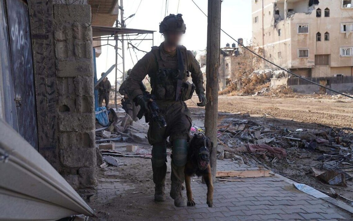 IDF-soldat med hund i Gaza. Foto: IDF IDF-soldat med hund i Gaza. Foto: IDF