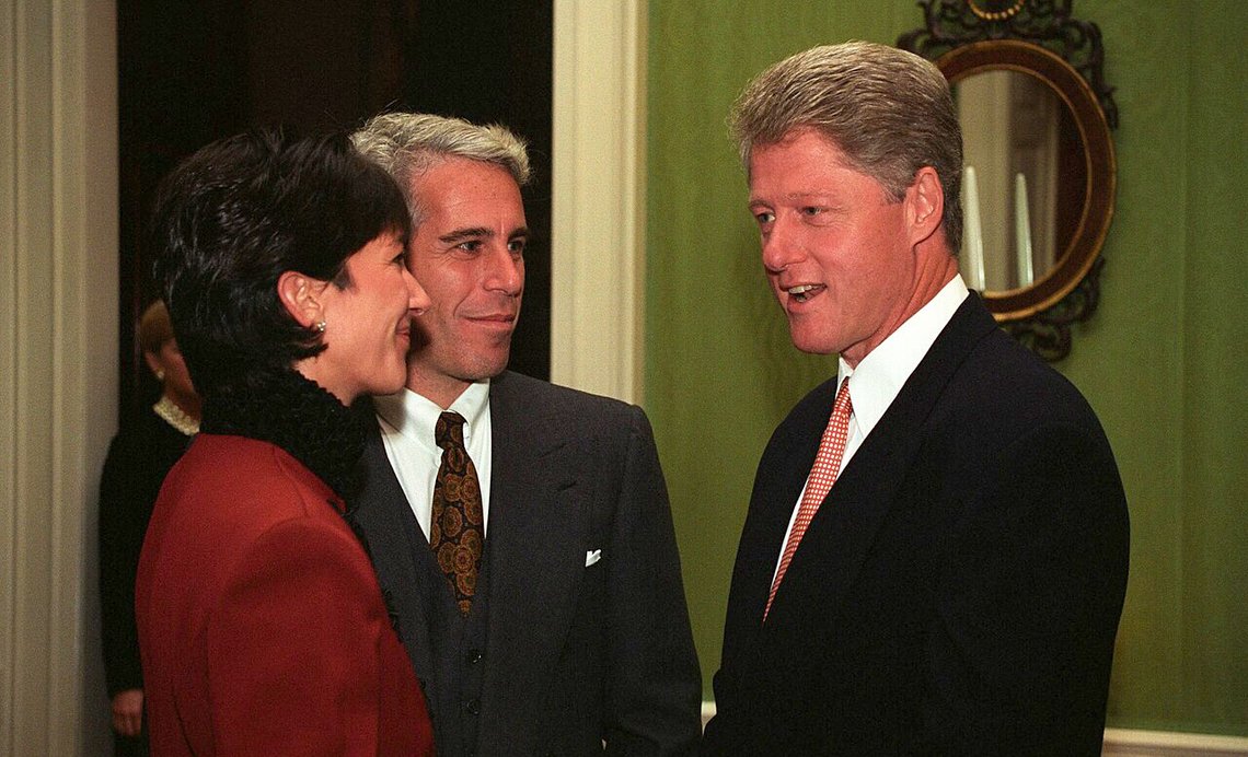 Ghislaine Maxwell, Jeffrey Epstein og Bill Clinton. Foto: Ralph Alswang, White House-fotograf, Wikimedia Commons Ghislaine Maxwell, Jeffrey Epstein og Bill Clinton. Foto: Ralph Alswang, White House-fotograf, Wikimedia Commons