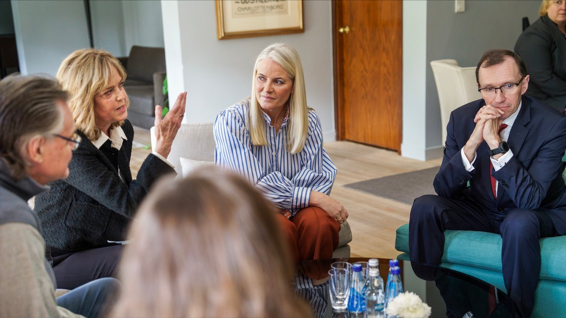 Kairo, Egypt 20240125.
Kronprinsesse Mette-Marit og utenriksminister Espen Barth Eide t.h. møter representanter for humanitære organisasjoner som har jobbet inne i Gaza. Møtet skjer i den norske ambassaderesidensen i Kairo. Ambassadør Hilde Klemetsdal t.v.
Foto: Cornelius Poppe / NTB Kairo, Egypt 20240125.
Kronprinsesse Mette-Marit og utenriksminister Espen Barth Eide t.h. møter representanter for humanitære organisasjoner som har jobbet inne i Gaza. Møtet skjer i den norske ambassaderesidensen i Kairo. Ambassadør Hilde Klemetsdal t.v.
Foto: Cornelius Poppe / NTB