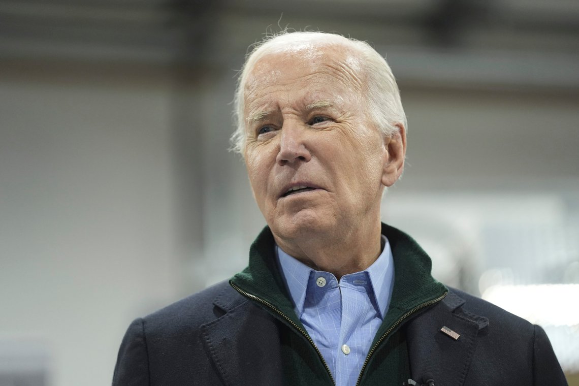 Det er interessant å se at AP nå tar bilder av Biden som viser ham som en gammel mann som er ufokusert, ikke til stede og lurer på "hvor er jeg?". Bildene bekrefter hans opptreden. AP Photo/Evan Vucci) Det er interessant å se at AP nå tar bilder av Biden som viser ham som en gammel mann som er ufokusert, ikke til stede og lurer på "hvor er jeg?". Bildene bekrefter hans opptreden. AP Photo/Evan Vucci)