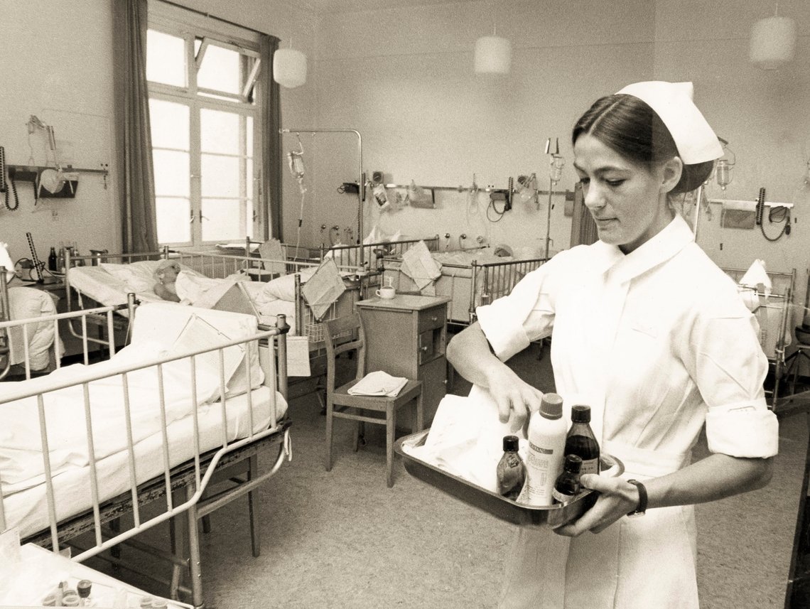 For 50 år siden klarte Norge og Sverige seg fint uten utenlandsk hjelp i velferden. Bildet viser sykepleier Ellen Sund i 1972. Foto: Aage Storløkken / Aktuell / NTB Aktuell For 50 år siden klarte Norge og Sverige seg fint uten utenlandsk hjelp i velferden. Bildet viser sykepleier Ellen Sund i 1972. Foto: Aage Storløkken / Aktuell / NTB Aktuell