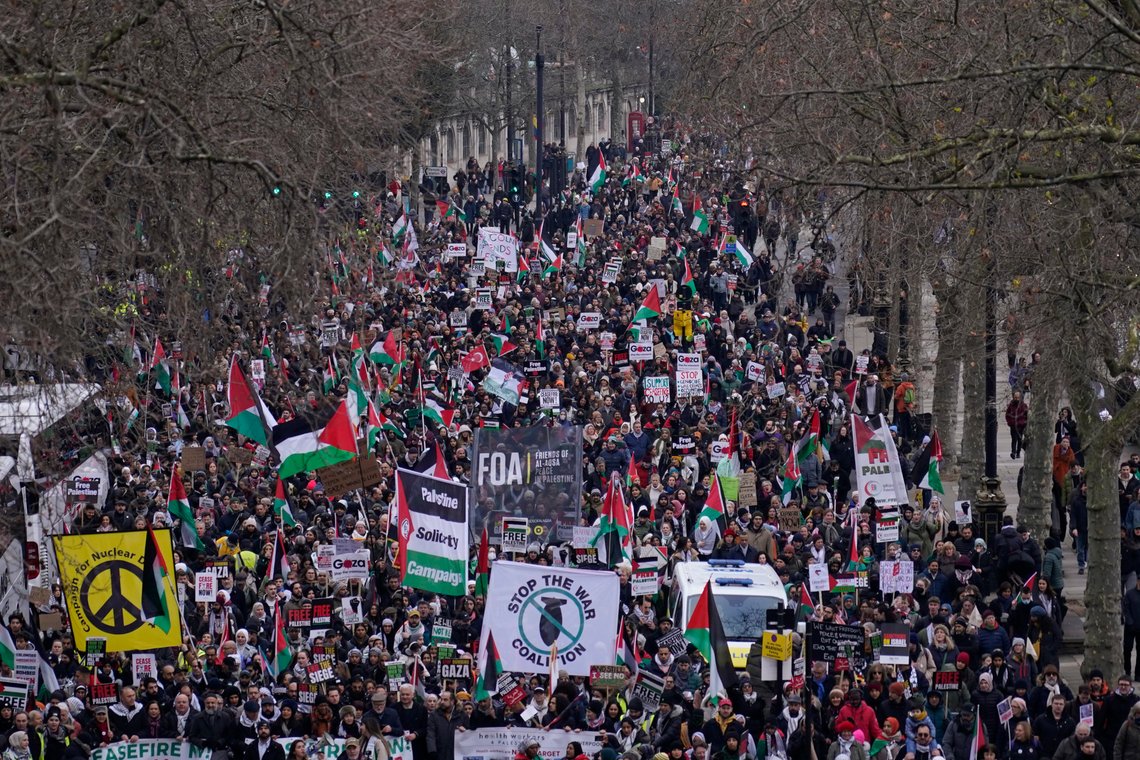 I London deltok mange mennesker i demonstrasjon til støtte for palestinerne og med krav om at krigen på Gazastripen må stoppe. Lignende demonstrasjoner holdes i mange land lørdag. Det var ikke like mange som demonstrerte for ofrene 7. oktober.Foto: Alberto Pezzali / AP / NTB I London deltok mange mennesker i demonstrasjon til støtte for palestinerne og med krav om at krigen på Gazastripen må stoppe. Lignende demonstrasjoner holdes i mange land lørdag. Det var ikke like mange som demonstrerte for ofrene 7. oktober.Foto: Alberto Pezzali / AP / NTB