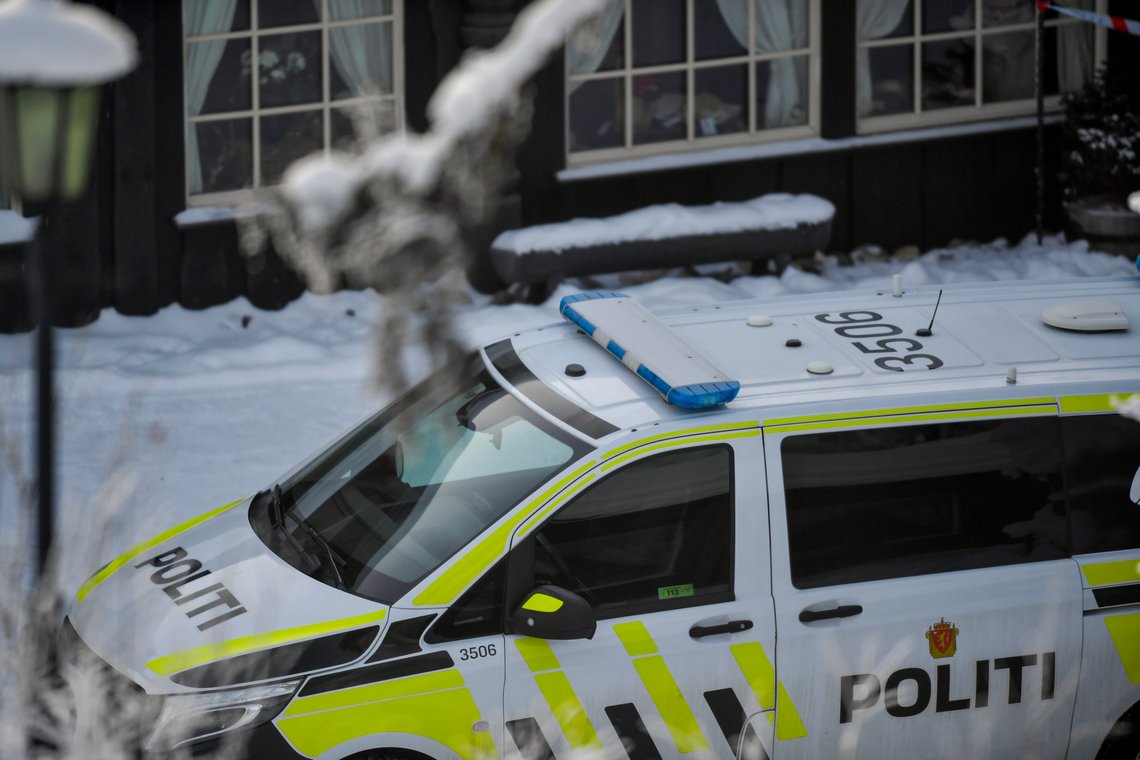 En kvinne ble funnet død på et hotell i Nord-Fron kommune i Gudbrandsdalen lørdag kveld. Politiet har sperret av veien opp til hotellet.
Foto: Annika Byrde / NTB En kvinne ble funnet død på et hotell i Nord-Fron kommune i Gudbrandsdalen lørdag kveld. Politiet har sperret av veien opp til hotellet.
Foto: Annika Byrde / NTB