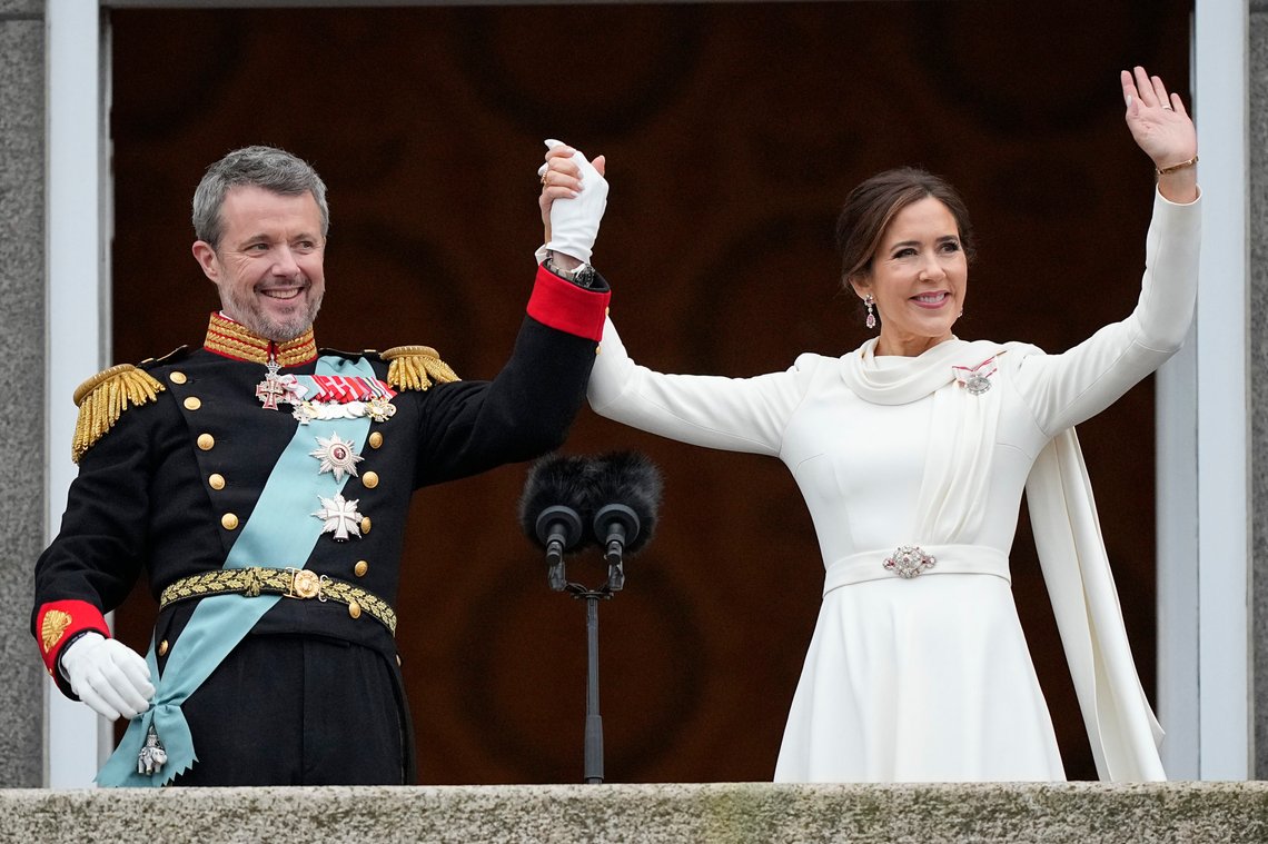 Danmark har fått ny konge og dronning. Frederik 10. og Mary ble hyllet av et folkehav i København søndag. Foto: AP Martin Meissner / NTB Danmark har fått ny konge og dronning. Frederik 10. og Mary ble hyllet av et folkehav i København søndag. Foto: AP Martin Meissner / NTB