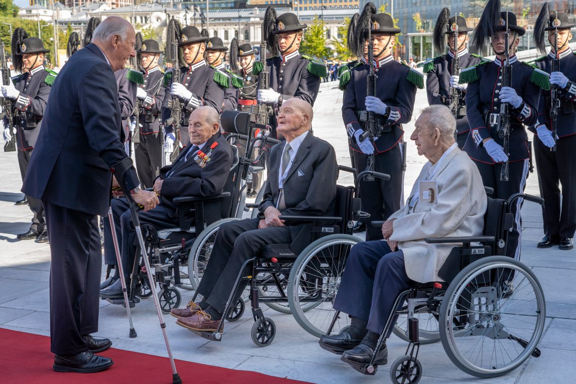 Kong Harald hilser på krigsseilere, veteraner og tidsvitner fra 2.verdenskrig. Oscar Anderson sitter til venstre.
Foto: Heiko Junge / NTB Kong Harald hilser på krigsseilere, veteraner og tidsvitner fra 2.verdenskrig. Oscar Anderson sitter til venstre.
Foto: Heiko Junge / NTB