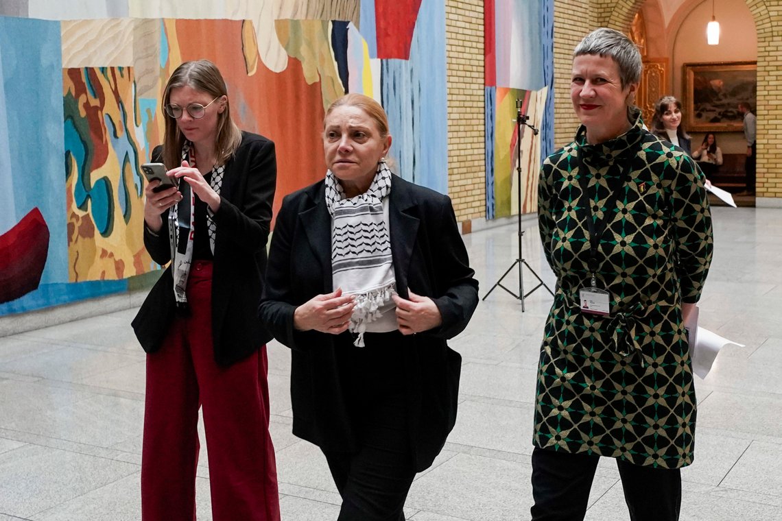 Oslo 20231116.
Rødt-leder Marie Sneve Martinussen, Den palestinske ambassadøren i Norge, Marie Antoinette Sedin og Stine Westrum (Rødt) etter votering i Stortinget om forslag om anerkjennelse av Palestina som egen stat.
Foto: Heiko Junge / NTB Oslo 20231116.
Rødt-leder Marie Sneve Martinussen, Den palestinske ambassadøren i Norge, Marie Antoinette Sedin og Stine Westrum (Rødt) etter votering i Stortinget om forslag om anerkjennelse av Palestina som egen stat.
Foto: Heiko Junge / NTB