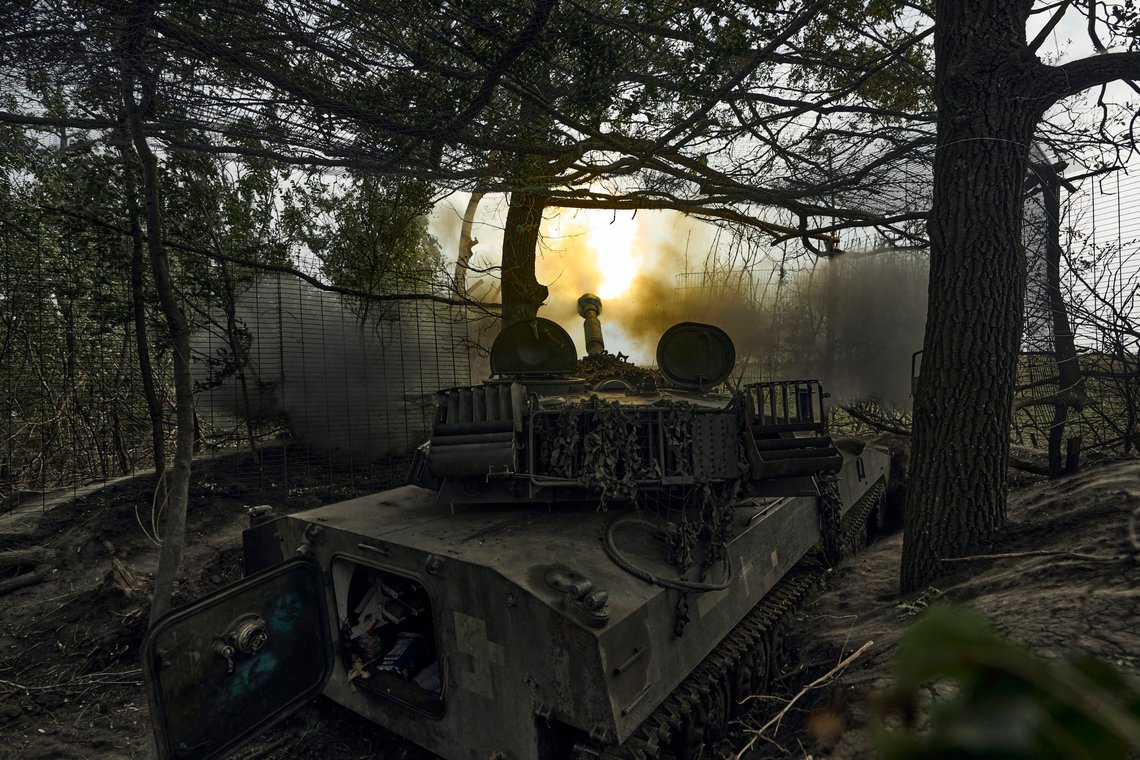 Ukrainske soldater kjemper for livet, men mangler ammunisjon. Korrupsjonen i landet svekker stridsevnen. Foto: AP /Libkos/ NTB Ukrainske soldater kjemper for livet, men mangler ammunisjon. Korrupsjonen i landet svekker stridsevnen. Foto: AP /Libkos/ NTB