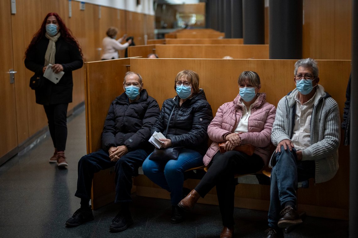 Folk venter på legeavtaler på et sykehus i Barcelona. Bildet er fra 8. januar. Foto: AP /Emilio Morenatti/ NTB Folk venter på legeavtaler på et sykehus i Barcelona. Bildet er fra 8. januar. Foto: AP /Emilio Morenatti/ NTB