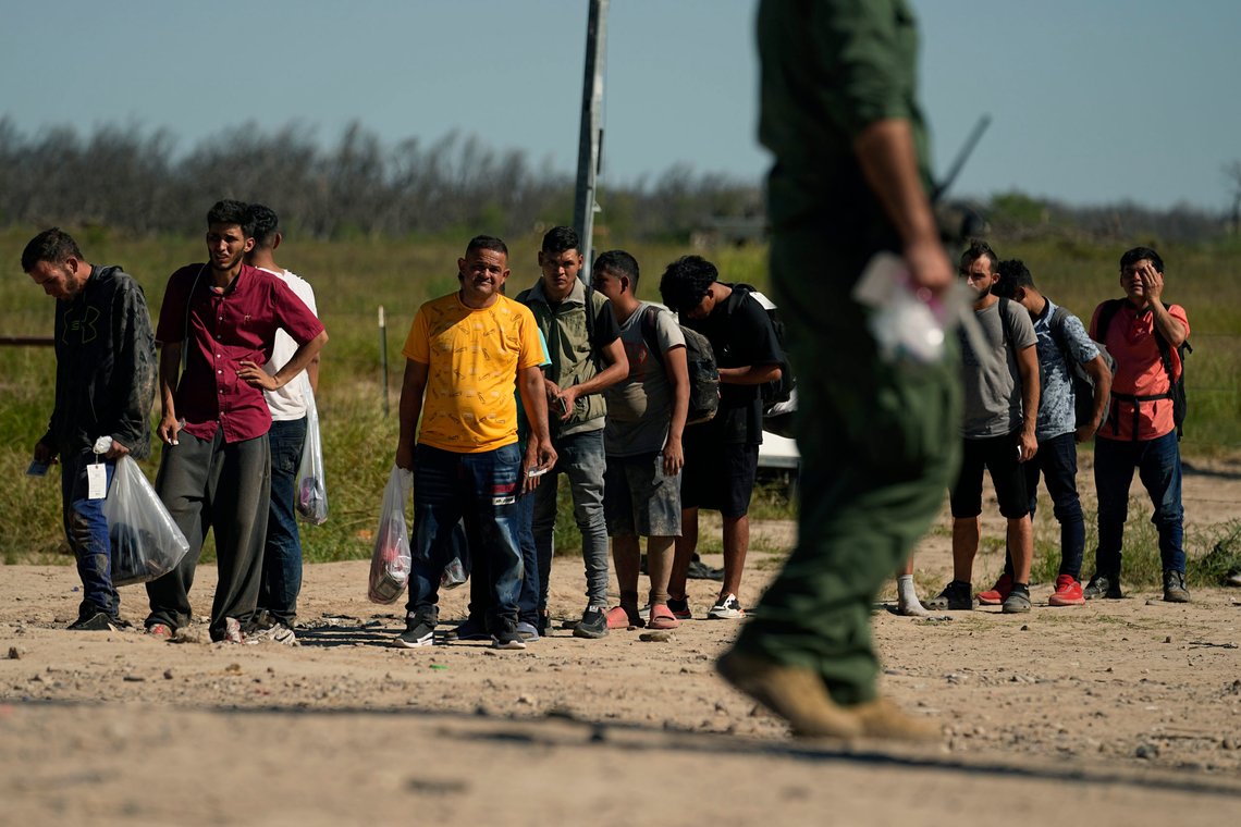 Migranter har nettopp krysset Rio Grande og befinner seg her i Texas. Nå ønsker Texas å arrestere eller returnere illegale migranter. Biden-regimet reagerer med trussel om søksmål. Det siste Biden ønsker er at noen følger lover og regler. Foto: AP /Eric Gay/ NTB Migranter har nettopp krysset Rio Grande og befinner seg her i Texas. Nå ønsker Texas å arrestere eller returnere illegale migranter. Biden-regimet reagerer med trussel om søksmål. Det siste Biden ønsker er at noen følger lover og regler. Foto: AP /Eric Gay/ NTB