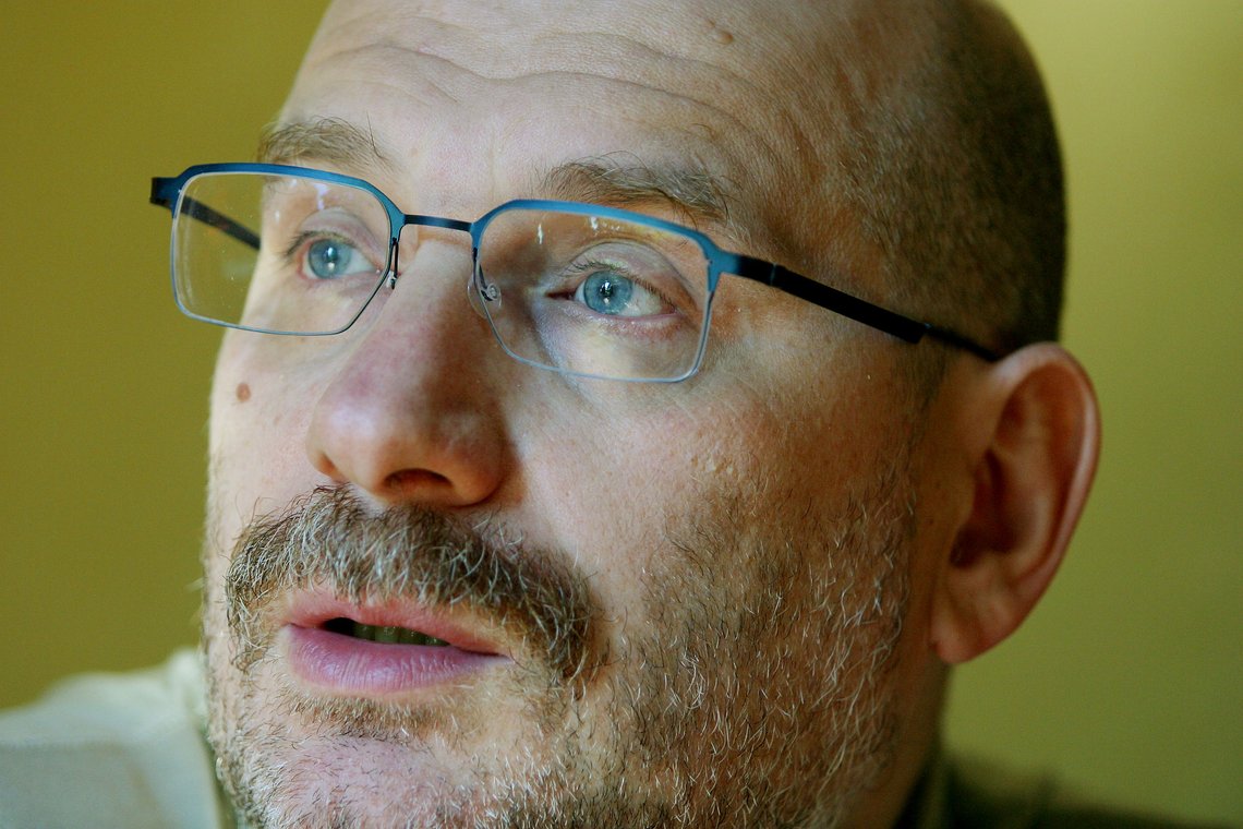 OSLO 20020918
Boris Akunin har solgt fire millioner eksemplarer av sine bøker i Russland, er oversatt til tolv språk, russisk TV-serie og filmrettigheter solgt til Hollywood. Fandorin er det 19. århundres russiske James Bond.
Foto: Knut Fjeldstad / NTB Oppdrag for NTB PLUSS Kultur og Underholdning OSLO 20020918
Boris Akunin har solgt fire millioner eksemplarer av sine bøker i Russland, er oversatt til tolv språk, russisk TV-serie og filmrettigheter solgt til Hollywood. Fandorin er det 19. århundres russiske James Bond.
Foto: Knut Fjeldstad / NTB Oppdrag for NTB PLUSS Kultur og Underholdning