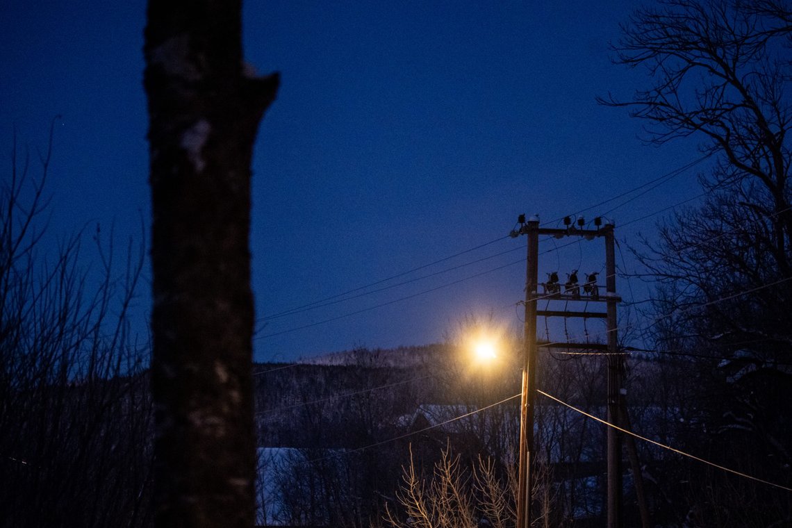 Det ser mørkt ut for norske strømpriser, og alt skyldes tilknytningen til EU via EØS-avtalen, mener vår gjesteskribent Siri Hermo. Foto: Annika Byrde / NTB Det ser mørkt ut for norske strømpriser, og alt skyldes tilknytningen til EU via EØS-avtalen, mener vår gjesteskribent Siri Hermo. Foto: Annika Byrde / NTB