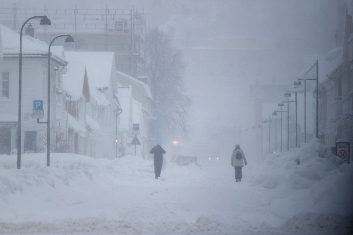 Snøværet fortsetter på Sørlandet, som her i Kristiansand, der folk oppfordres til å ha hjemmekontor. Foto: Tor Erik Schrøder / NTB Snøværet fortsetter på Sørlandet, som her i Kristiansand, der folk oppfordres til å ha hjemmekontor. Foto: Tor Erik Schrøder / NTB