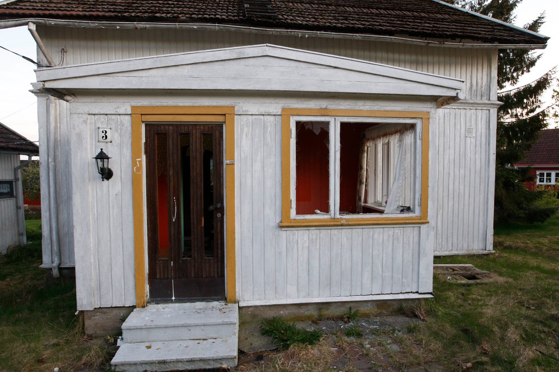 Bedragerier får et annet omfang hvis man har folk på innsiden som f.eks. godkjenner lånesøknader med oppblåste verdier. Hvem ville lånt ut penger på denne boligen? Billedtekst: FREDRIKSTAD 20090505:
Et av husene som skal ha vært salgsobjekt i en sak der banker skal ha blitt utsatt for det politiet mener er svindel for til sammen 100 millioner kroner i forbindelse med flere boligsalg i Østfold. Seks personer ble tirsdag pågrepet og siktet for grove bedragerier. da politiet gikk til aksjon tirsdag morgen. Alle de siktede nekter straffskyld.
Foto: Terje Bendiksby / NTB Bedragerier får et annet omfang hvis man har folk på innsiden som f.eks. godkjenner lånesøknader med oppblåste verdier. Hvem ville lånt ut penger på denne boligen? Billedtekst: FREDRIKSTAD 20090505:
Et av husene som skal ha vært salgsobjekt i en sak der banker skal ha blitt utsatt for det politiet mener er svindel for til sammen 100 millioner kroner i forbindelse med flere boligsalg i Østfold. Seks personer ble tirsdag pågrepet og siktet for grove bedragerier. da politiet gikk til aksjon tirsdag morgen. Alle de siktede nekter straffskyld.
Foto: Terje Bendiksby / NTB