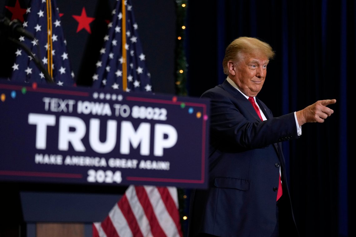 Tidligere president Donald Trump leder stort på meningsmålingene blant republikanske kandidater. Her er han på et valgmøte i Waterloo i Iowa tidligere i desember. Foto: Charlie Neibergall / AP / NTB Tidligere president Donald Trump leder stort på meningsmålingene blant republikanske kandidater. Her er han på et valgmøte i Waterloo i Iowa tidligere i desember. Foto: Charlie Neibergall / AP / NTB