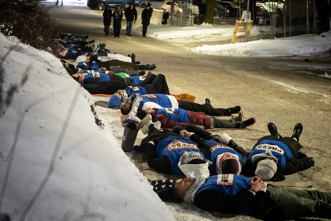 Oslo 20240113.
Demonstranter fra Aksjonsgruppa for Palestina aksjonerer mot drepte journalister på Gaza. De har møtt opp utanfor NRK på Marienlyst i forbindelse med Melodi grand prix-sendingen lørdag. De ønsker at Norge og NRK skal jobbe for utestengelse av Israel fra Eurovision 2024.
Foto: Annika Byrde / NTB Oslo 20240113.
Demonstranter fra Aksjonsgruppa for Palestina aksjonerer mot drepte journalister på Gaza. De har møtt opp utanfor NRK på Marienlyst i forbindelse med Melodi grand prix-sendingen lørdag. De ønsker at Norge og NRK skal jobbe for utestengelse av Israel fra Eurovision 2024.
Foto: Annika Byrde / NTB
