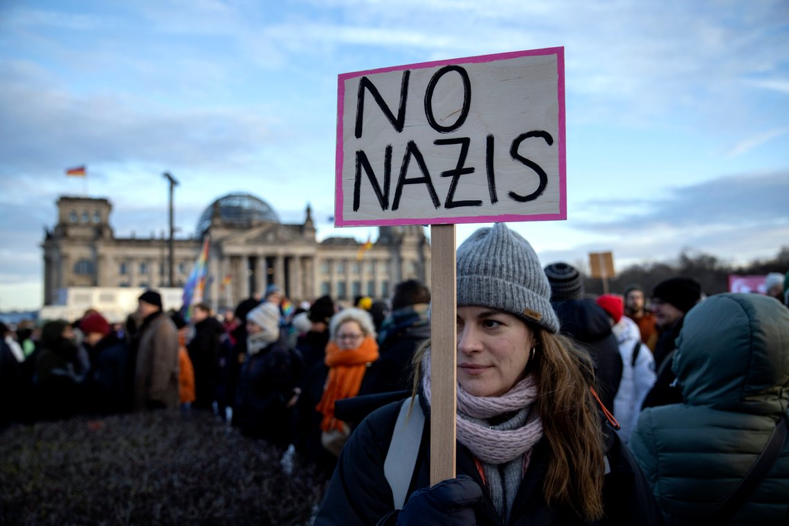 100.000 mennesker deltok i en demonstrasjon mot høyreekstremisme utenfor riksdagsbygningen i Berlin i helgen. Mandag fortsatte protestene over hele Tyskland. Foto: Ebrahim Noroozi / AP / NTB 100.000 mennesker deltok i en demonstrasjon mot høyreekstremisme utenfor riksdagsbygningen i Berlin i helgen. Mandag fortsatte protestene over hele Tyskland. Foto: Ebrahim Noroozi / AP / NTB