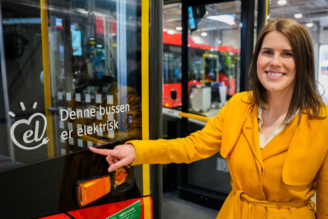 Tidligere byråd for miljø og samferdsel, Sirin Stav, har uhemmet jublet og skrytt av batteribuss-satsingen i Oslo, uten minste fnugg av tvil eller forbehold. Nå selger Ruter 13 batteribusser til Avinor fordi "i testperioden har behovet for rekkevidde vist seg å være utfordrende i et bymiljø". Spørsmålet er hvor lenge Ruter har vært klar over dette, og om salget av busser indikerer at de gir opp prestisjeprosjektet? Foto: Beate Oma Dahle / NTB Tidligere byråd for miljø og samferdsel, Sirin Stav, har uhemmet jublet og skrytt av batteribuss-satsingen i Oslo, uten minste fnugg av tvil eller forbehold. Nå selger Ruter 13 batteribusser til Avinor fordi "i testperioden har behovet for rekkevidde vist seg å være utfordrende i et bymiljø". Spørsmålet er hvor lenge Ruter har vært klar over dette, og om salget av busser indikerer at de gir opp prestisjeprosjektet? Foto: Beate Oma Dahle / NTB