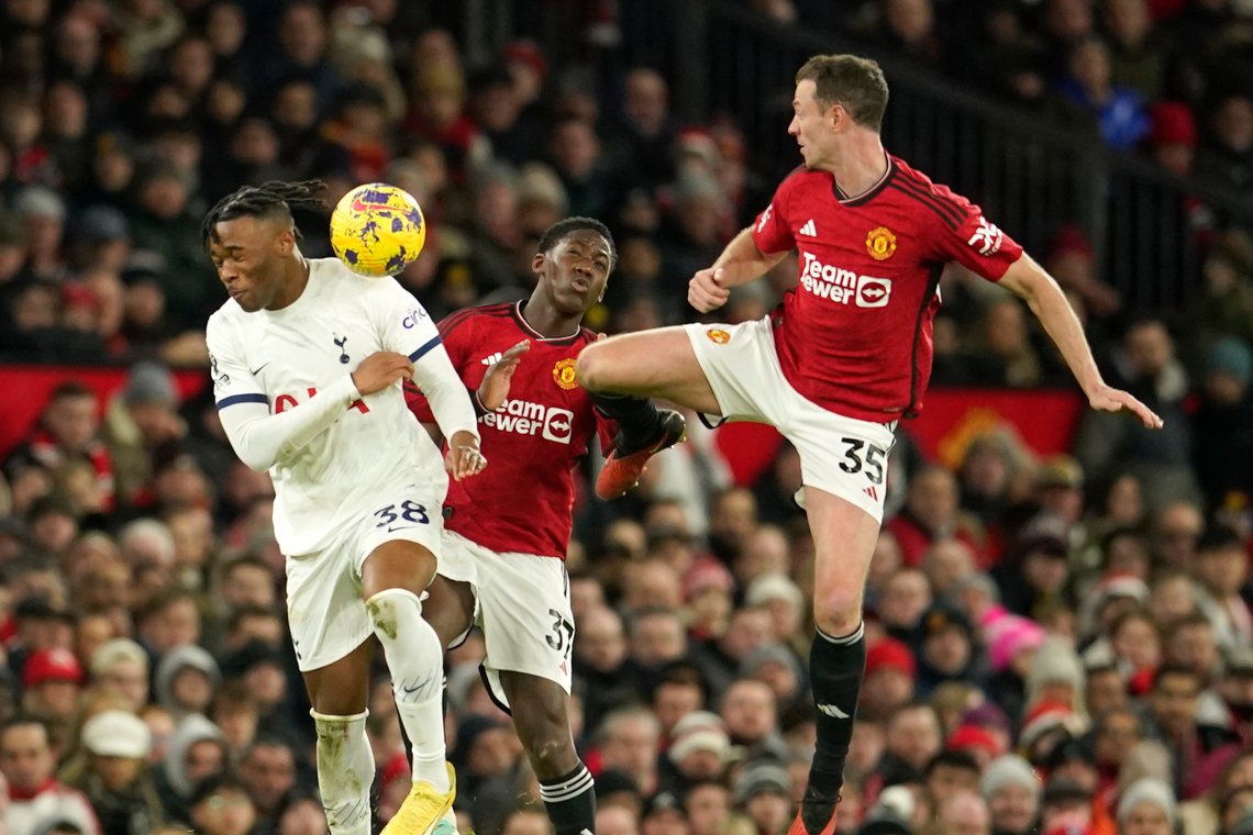 Det er nå Premier League krever noe av spillerne. Kvaliteten synker, men krigerne stiller opp. Foto: (AP /Dave Thompson/ NTB Det er nå Premier League krever noe av spillerne. Kvaliteten synker, men krigerne stiller opp. Foto: (AP /Dave Thompson/ NTB
