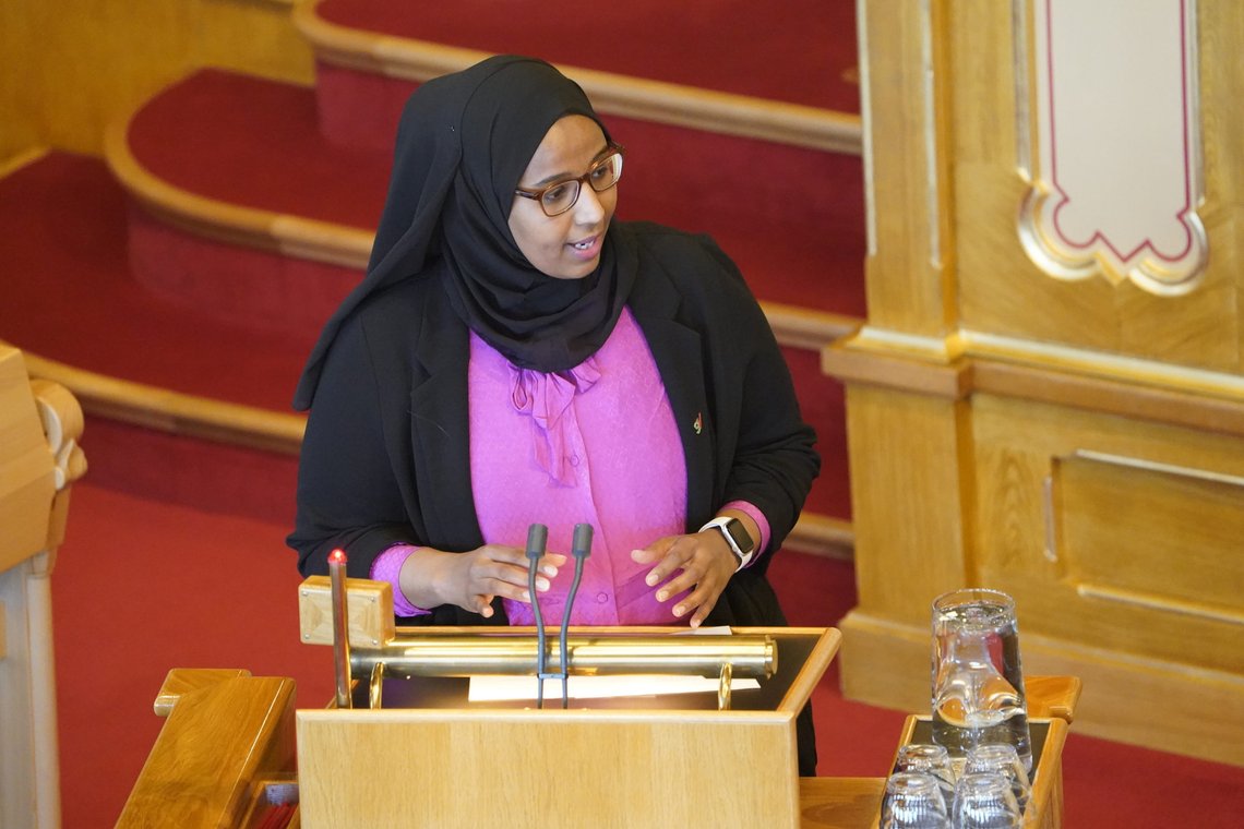 Marian Hussein (SV) bryter kleskoden på Stortinget med sin hijab, men får ikke refs for det.
Foto: Terje Bendiksby / NTB Marian Hussein (SV) bryter kleskoden på Stortinget med sin hijab, men får ikke refs for det.
Foto: Terje Bendiksby / NTB