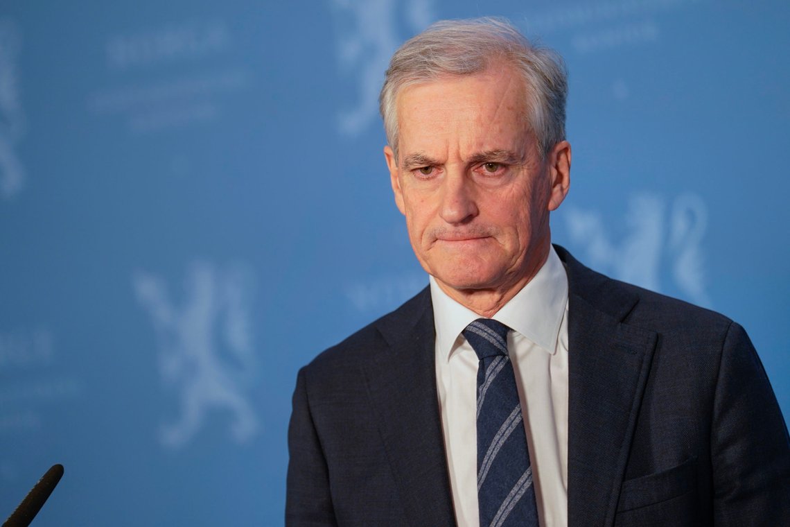 Statsminister Jonas Gahr Støre møter pressen i forbindelse med saken om masteroppgaven til helse- og omsorgsminister Ingvild Kjerkol.
Foto: Fredrik Varfjell / NTB Statsminister Jonas Gahr Støre møter pressen i forbindelse med saken om masteroppgaven til helse- og omsorgsminister Ingvild Kjerkol.
Foto: Fredrik Varfjell / NTB
