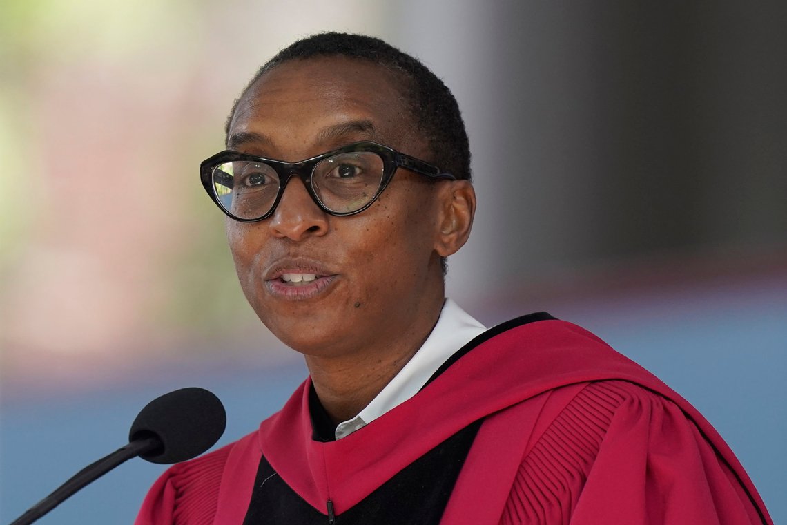 Claudine Gay er ferdig som president ved Harvard University. Til slutt var det ingen steder å rømme for Gay, som slet med å fordømme jødehat og ble avslørt for flere vitenskapelige plagiater. Foto: AP /Steven Senne/ NTB Claudine Gay er ferdig som president ved Harvard University. Til slutt var det ingen steder å rømme for Gay, som slet med å fordømme jødehat og ble avslørt for flere vitenskapelige plagiater. Foto: AP /Steven Senne/ NTB