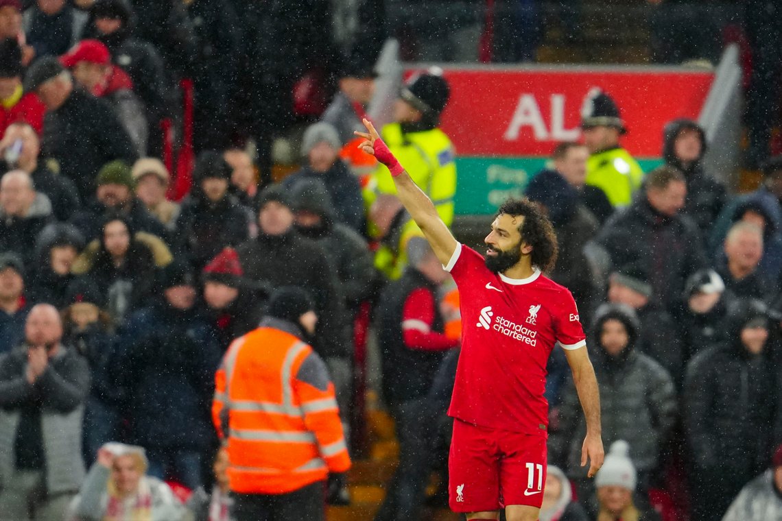 Mohamed Salah var kampens store spiller, som tomålsscorer med en målgivende og en hockey-assist i Liverpools 4-2 seier over Newcastle. Foto: Jon Super / AP / NTB Mohamed Salah var kampens store spiller, som tomålsscorer med en målgivende og en hockey-assist i Liverpools 4-2 seier over Newcastle. Foto: Jon Super / AP / NTB