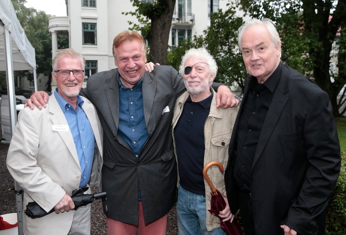 Oslo 20160825.
Gudmund Hernes (f.v.), Erling Borgen, Odd Karsten Tveit og Ketil Bjørnstad ankommer Aschehougs hagefest i Oslo torsdag ettermiddag.
Foto: Lise Åserud / NTB Oslo 20160825.
Gudmund Hernes (f.v.), Erling Borgen, Odd Karsten Tveit og Ketil Bjørnstad ankommer Aschehougs hagefest i Oslo torsdag ettermiddag.
Foto: Lise Åserud / NTB