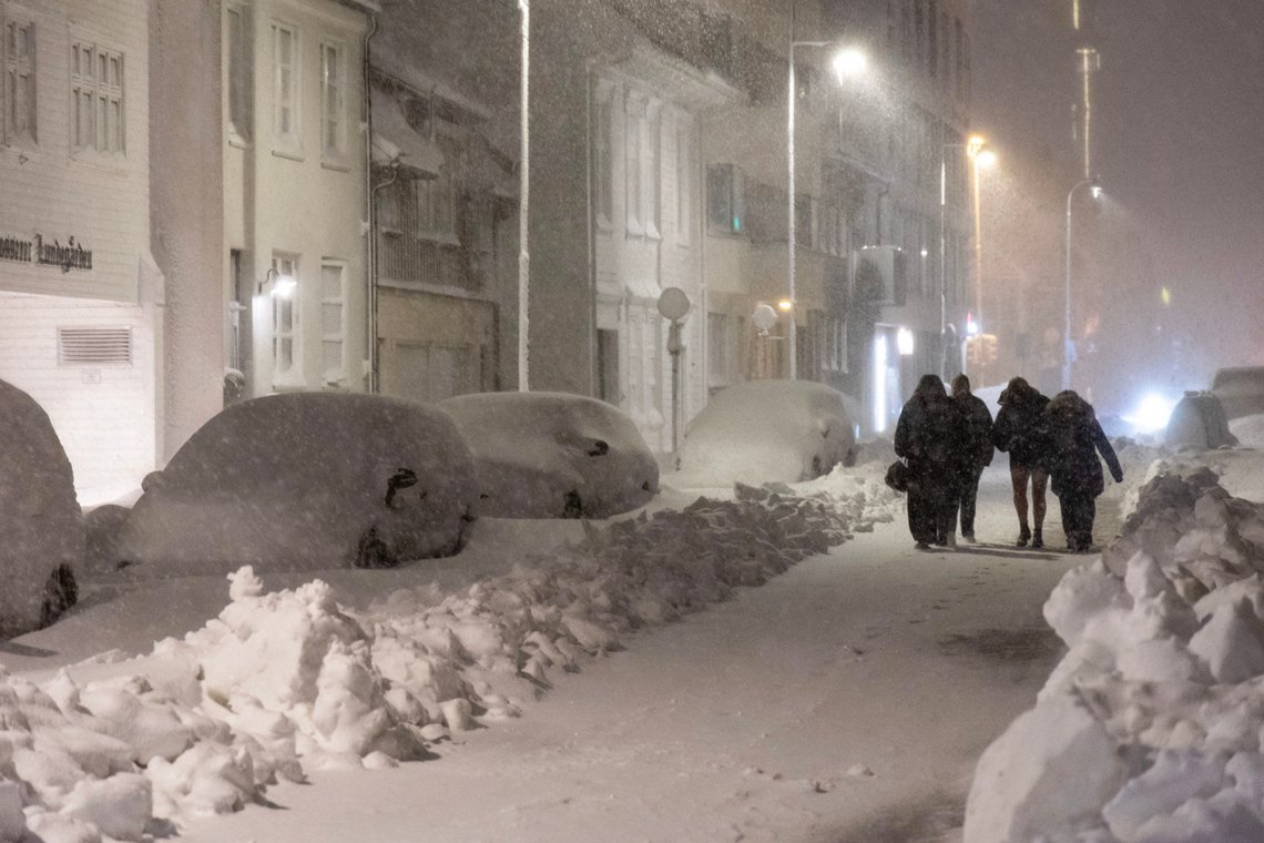 Kristiansand 20240101.
Nyttårsaften og natt til 1 nyttårsdag snør det kraftig på Sørlandet. Her fra Kvadraturen i Kristiansand. Kommunen har oppfordret folk til å parkere i parkeringshus før snøværet.
Foto: Tor Erik Schrøder / NTB Kristiansand 20240101.
Nyttårsaften og natt til 1 nyttårsdag snør det kraftig på Sørlandet. Her fra Kvadraturen i Kristiansand. Kommunen har oppfordret folk til å parkere i parkeringshus før snøværet.
Foto: Tor Erik Schrøder / NTB
