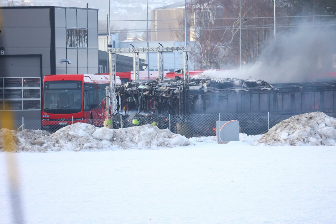 Politiet opprettet en sikkerhetssone etter at det brøt ut brann i flere busser på Navestad i Sarpsborg. Foto: Politiet i øst / NTB Politiet opprettet en sikkerhetssone etter at det brøt ut brann i flere busser på Navestad i Sarpsborg. Foto: Politiet i øst / NTB