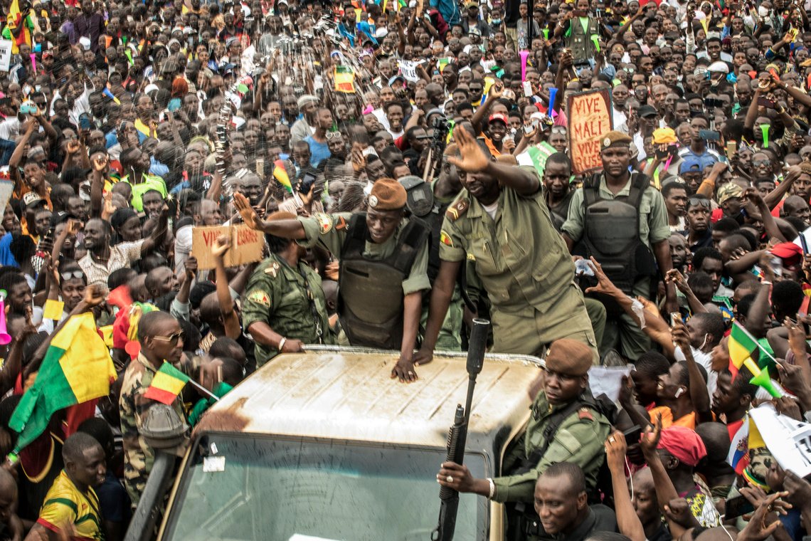 Opprørere feirer militærjuntaens overtagelse i hovedstaden Bamako, Mali, 21. august 2020. Foto: AP/ NTB Opprørere feirer militærjuntaens overtagelse i hovedstaden Bamako, Mali, 21. august 2020. Foto: AP/ NTB
