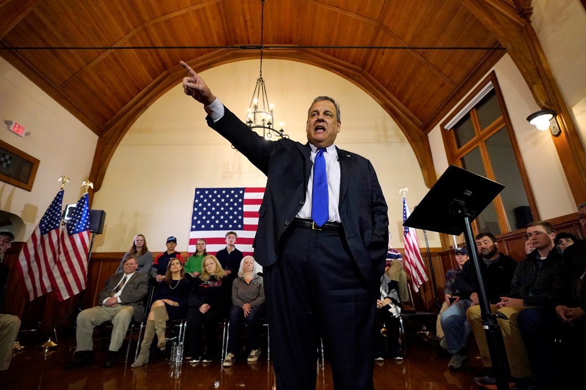 På et møte i Windham i delstaten New Hampshire kunngjorde Chris Christie at han trekker seg fra nominasjonskampen. Foro: Robert F. Bukaty / AP / NT På et møte i Windham i delstaten New Hampshire kunngjorde Chris Christie at han trekker seg fra nominasjonskampen. Foro: Robert F. Bukaty / AP / NT