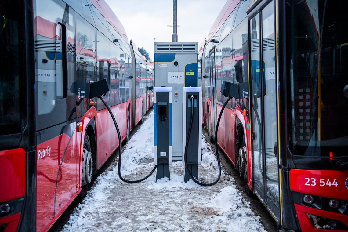 Ting tar tid. Lave temperaturer skaper utfordringer for elektriske busser. Her står busser til lading på Strømsveien ved Alnabru. Foto: Rodrigo Freitas / NTB Ting tar tid. Lave temperaturer skaper utfordringer for elektriske busser. Her står busser til lading på Strømsveien ved Alnabru. Foto: Rodrigo Freitas / NTB