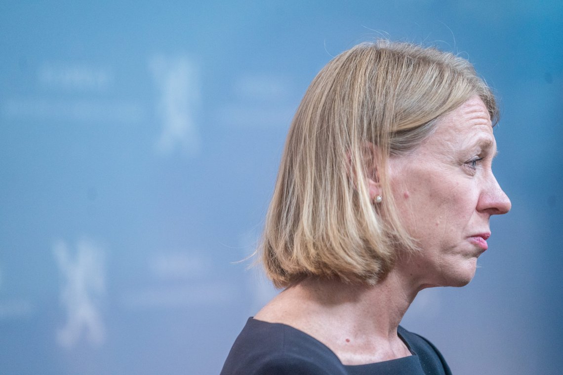 Oslo 20230830.
Utenriksminister Anniken Huitfeldt etter pressekonferansen om habilitetsvurderingen som lovavdelingen i Justis- og beredskapsdepartementet har foretatt i forbindelse med at hennes ektemann har handlet aksjer i norske, børsnoterte selskaper mens hun har vært utenriksminister.
Foto: Annika Byrde / NTB Oslo 20230830.
Utenriksminister Anniken Huitfeldt etter pressekonferansen om habilitetsvurderingen som lovavdelingen i Justis- og beredskapsdepartementet har foretatt i forbindelse med at hennes ektemann har handlet aksjer i norske, børsnoterte selskaper mens hun har vært utenriksminister.
Foto: Annika Byrde / NTB