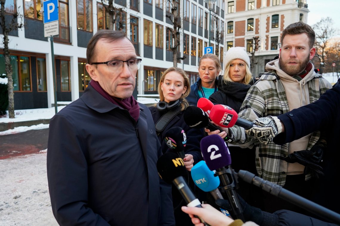 Oslo 20240112.
Utenriksminister Espen Barth Eide møter pressen utenfor UD for å kommentere nattens angrep i Jemen.
Foto: Gorm Kallestad / NTB Oslo 20240112.
Utenriksminister Espen Barth Eide møter pressen utenfor UD for å kommentere nattens angrep i Jemen.
Foto: Gorm Kallestad / NTB